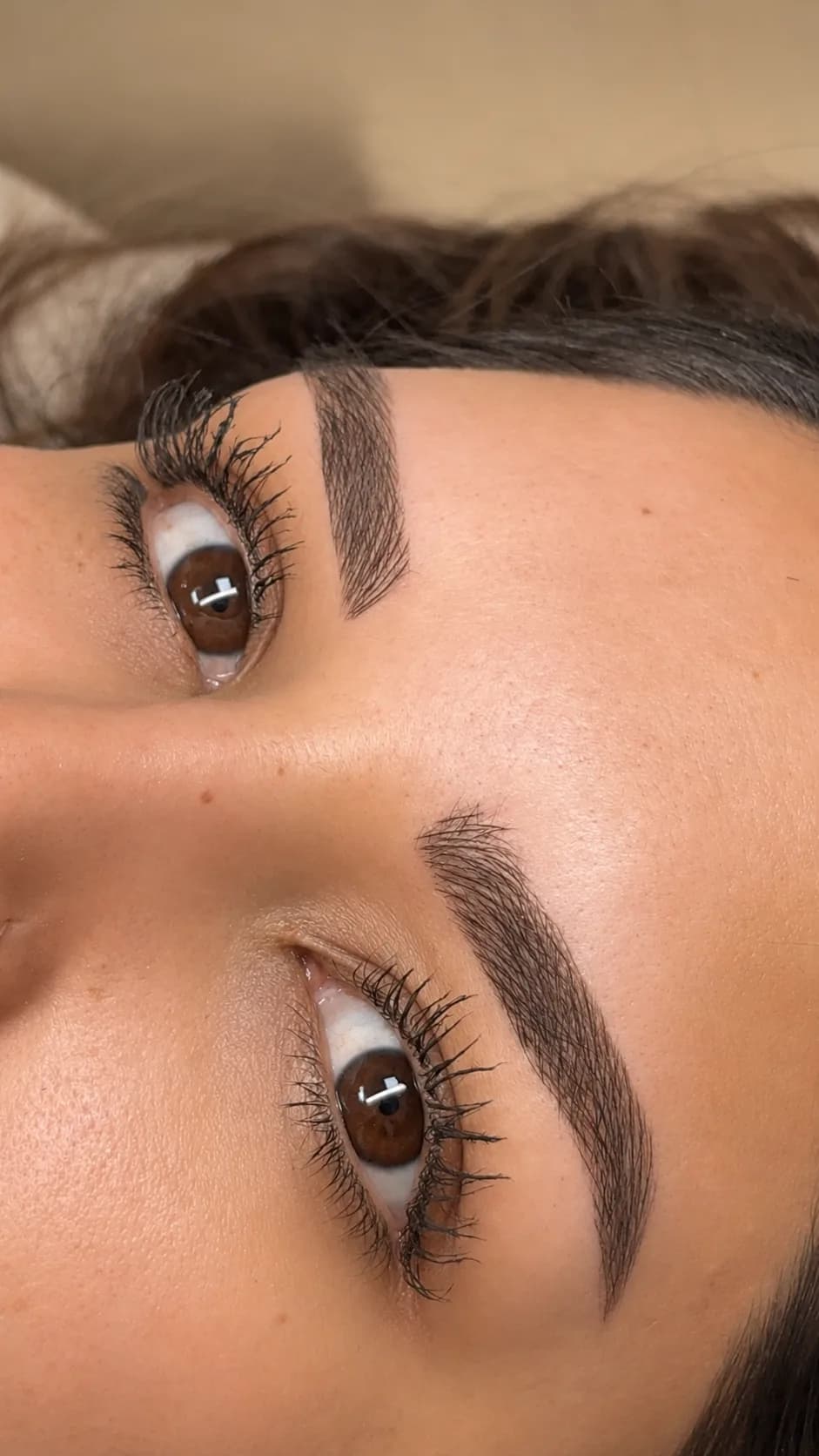 Cejas de trazo definido con sombra al fondo, con la clienta de ojos abiertos.