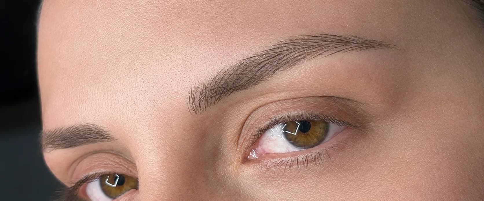 Rostro en tres cuartos con las cejas trabajadas trazo a trazo, sin bordes marcados.