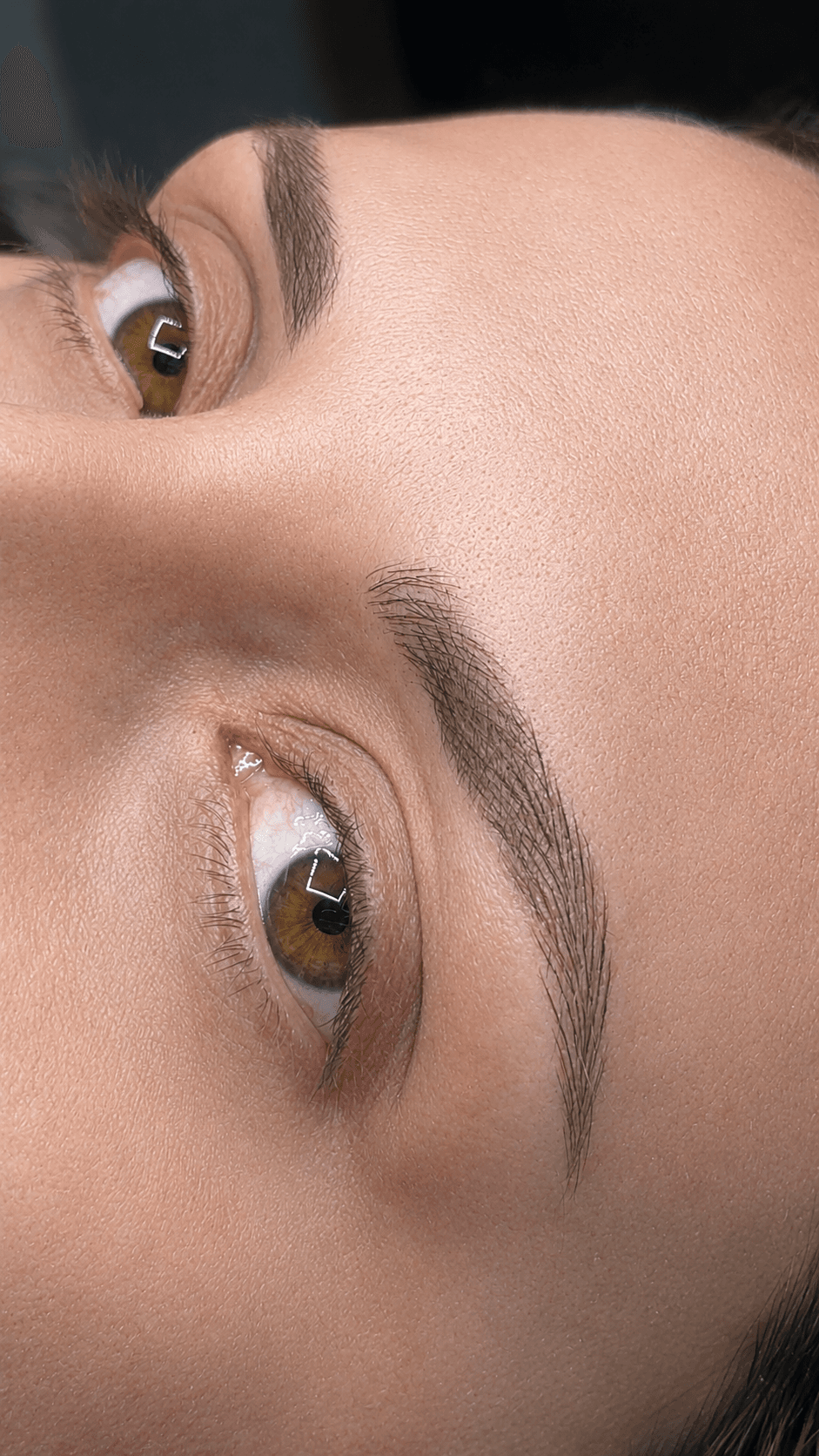 Rostro en tres cuartos con las cejas trabajadas trazo a trazo, sin bordes marcados.