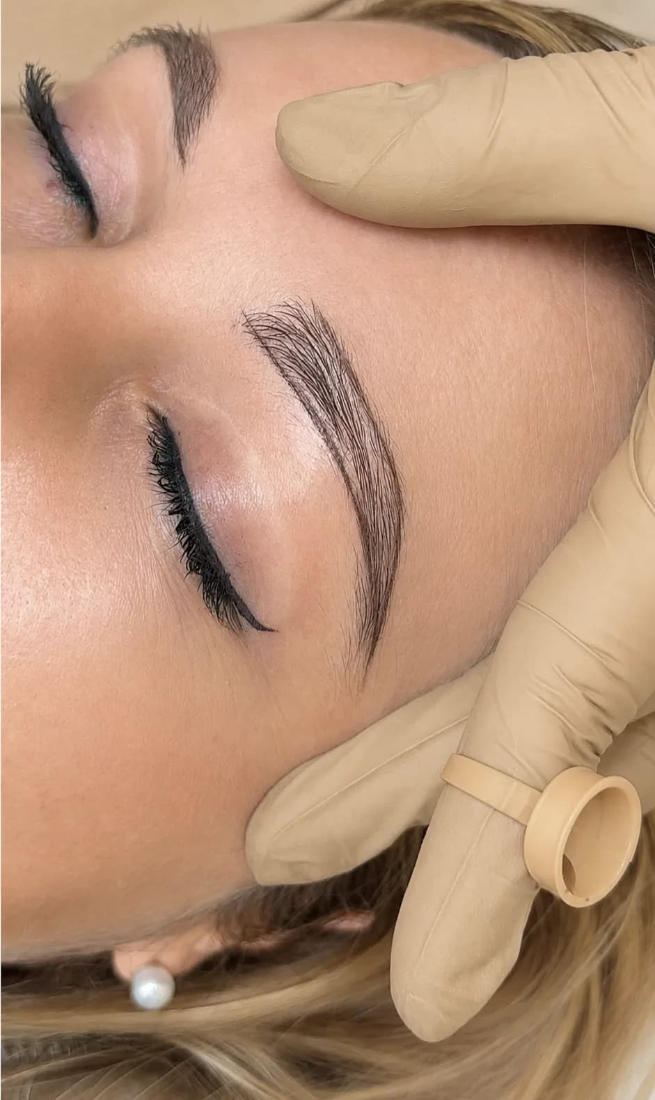 Ceja con vello natural y vacíos en el cuerpo, antes del microblading.
