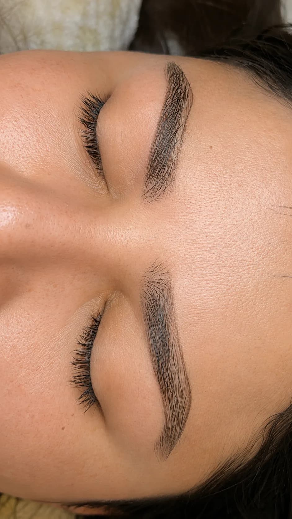 Cejas con vello natural prolijo, antes del microblading.