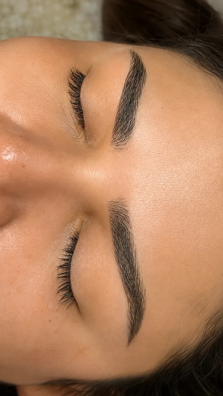 Cejas con trazos pelo a pelo que refuerzan la densidad natural.