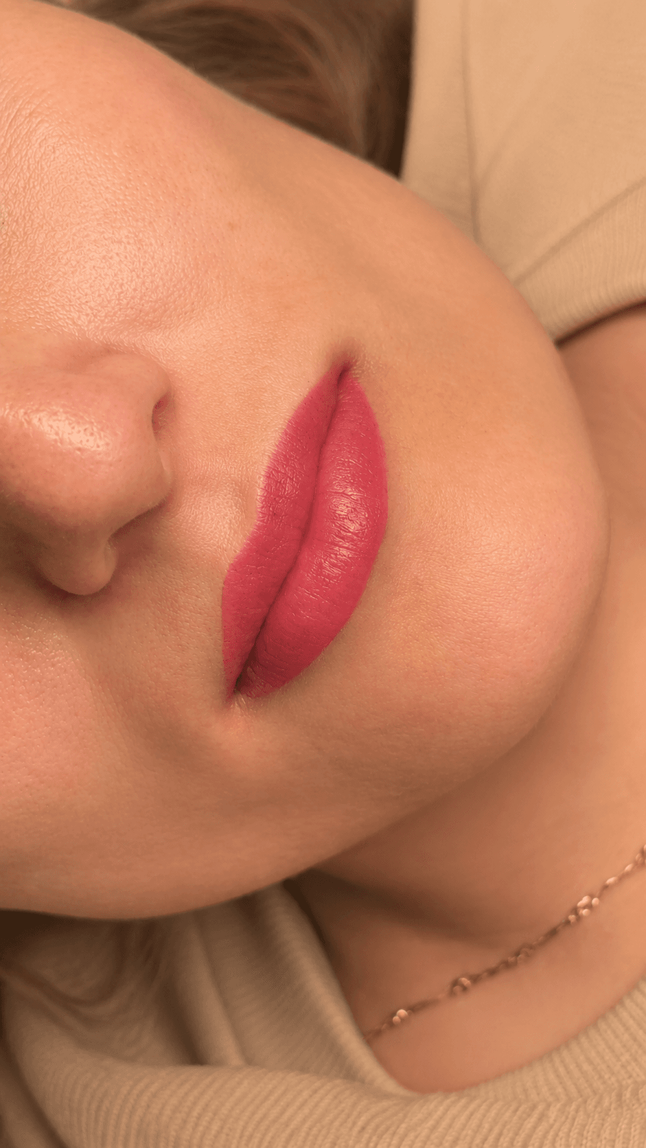 Labio con el mismo contorno, color más intenso y acabado con brillo.
