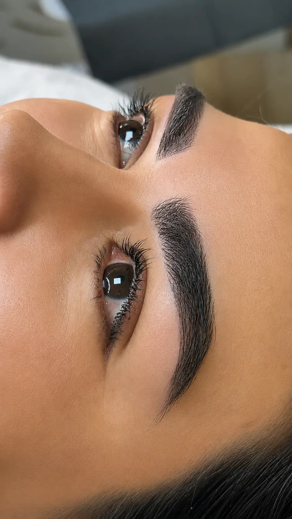 Cejas con trazos pelo a pelo y sombreado que aportan más densidad, sin perder la forma natural.