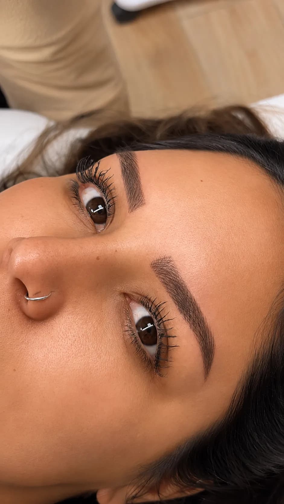 Cejas con trazos pelo a pelo y sombreado suave que emparejan el contorno y alargan la cola.