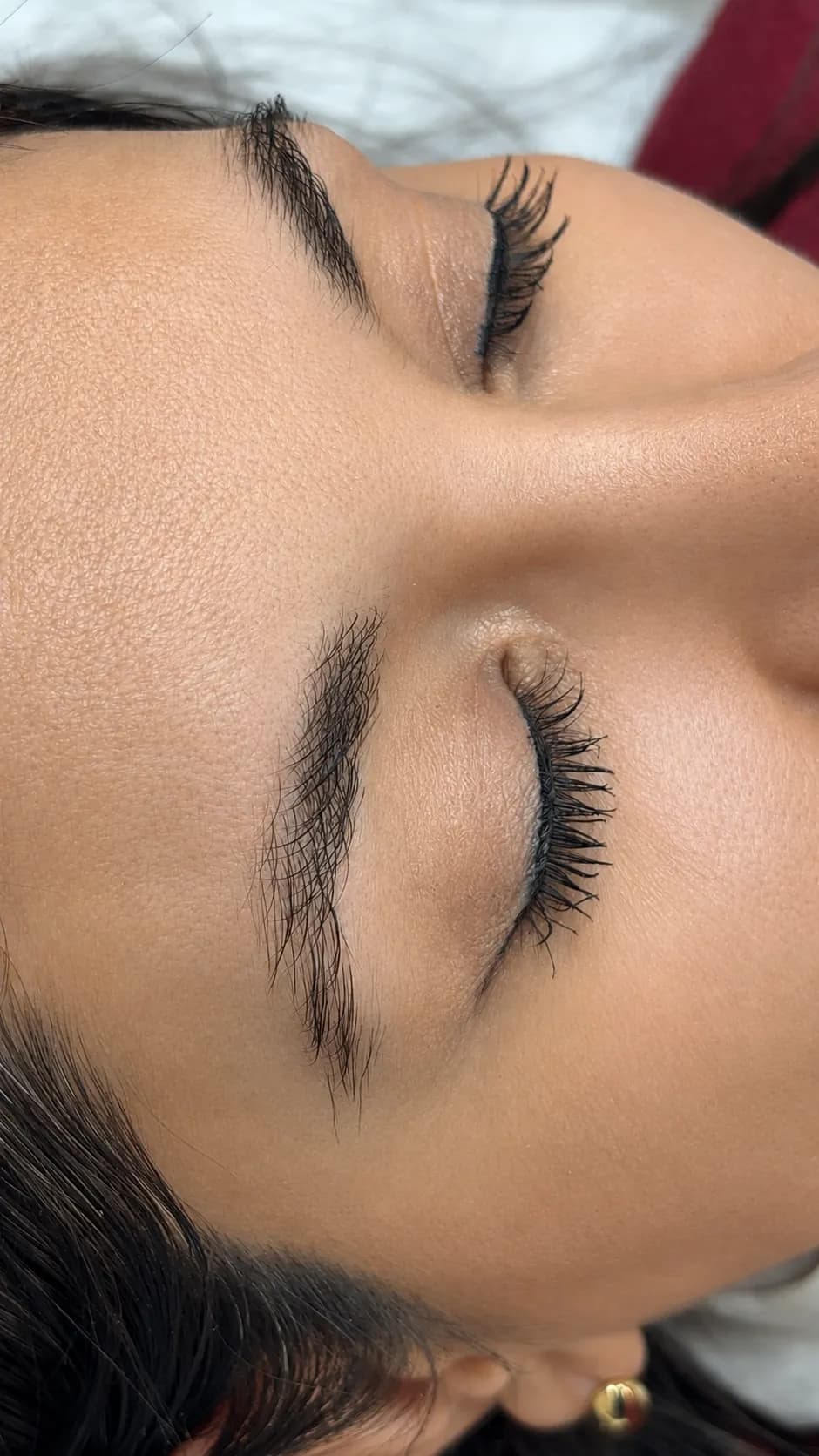 Cejas con vello natural irregular, más pobladas en el nacimiento que en la cola.