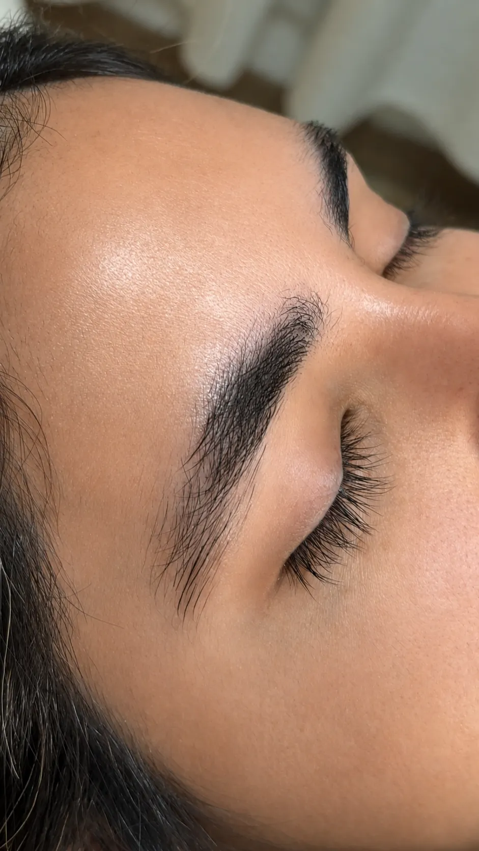 Ceja con vello natural moderado, sin efecto de sombra, antes de la técnica ombré.